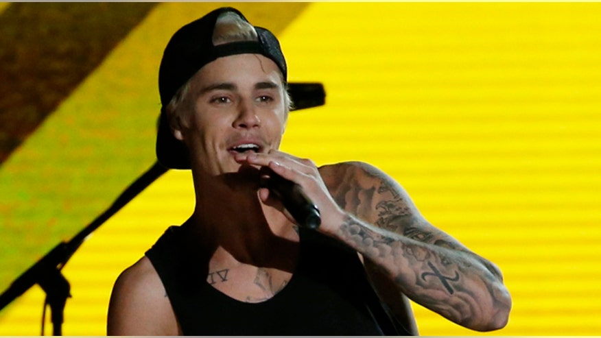 justin bieber yellow background reuters660.jpg